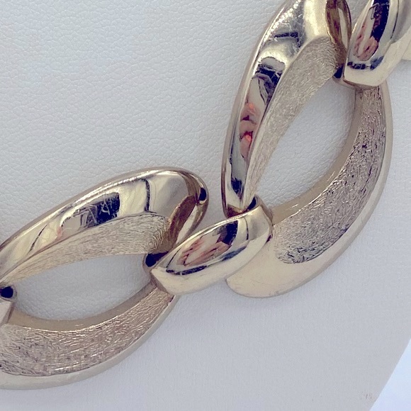 Vintage Monet Signed Gold Tone Textured Circular Design Collar Style Necklace - Picture 5 of 7